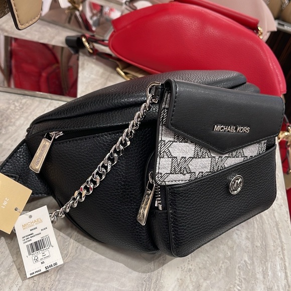 MICHAEL KORS
Maisie Large Pebbled Leather 2-in-1 Sling Pack
Black 
NWT - Picture 12 of 16